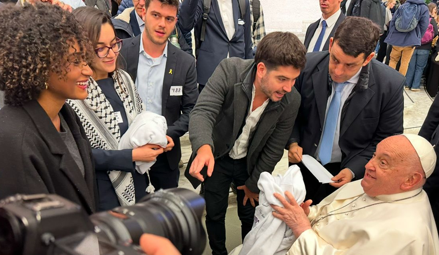 Pope Francis met with young leaders from Muslim, Jewish, and Christian traditions at the Vatican as part of the "Meaning Meets Us" event. | Credit: Scholas Occurrentes