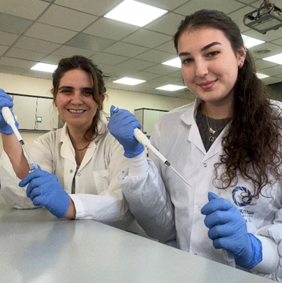 Sigal Vorzhev and Shira Meuchas-Heilbron in the lab